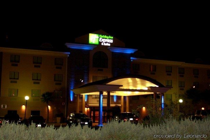 Holiday Inn Express & Suites - Laredo-Event Center Area By Ihg Exterior foto
