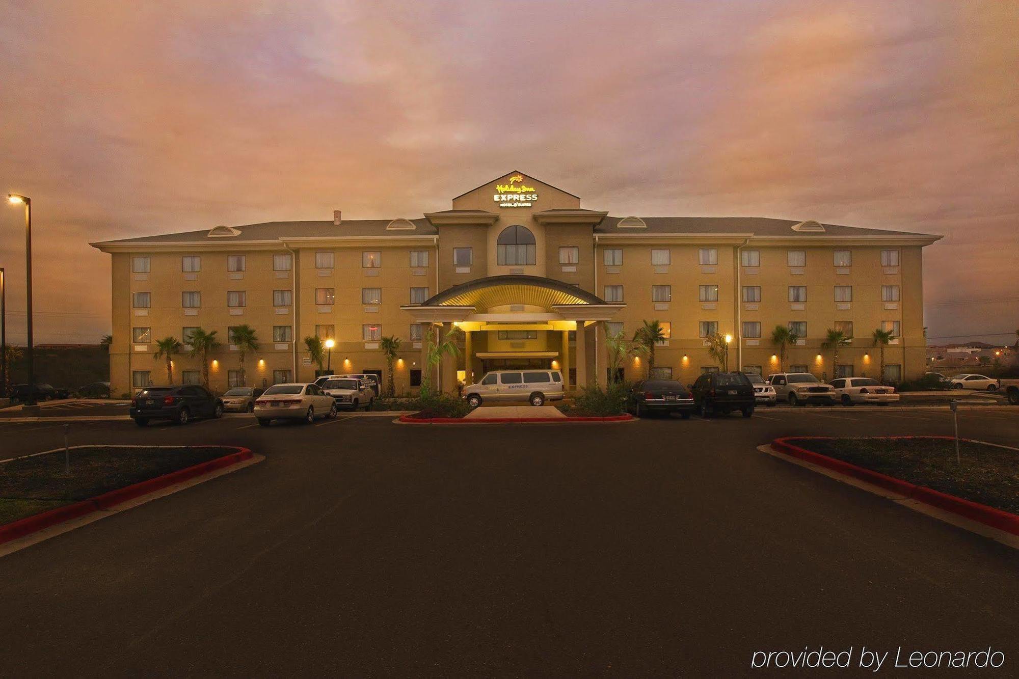 Holiday Inn Express & Suites - Laredo-Event Center Area By Ihg Exterior foto